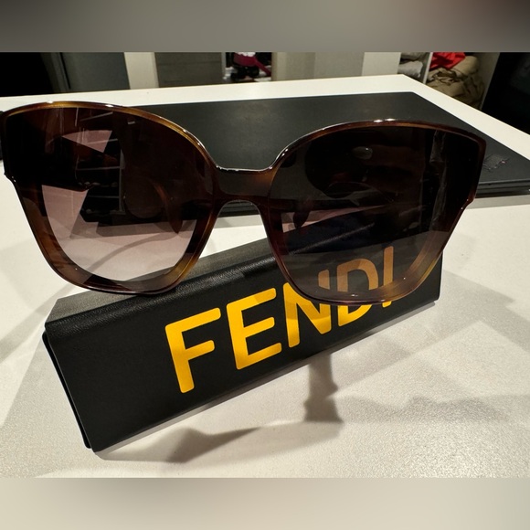 Fendi Sunglasess FE400981 - Picture 1 of 3